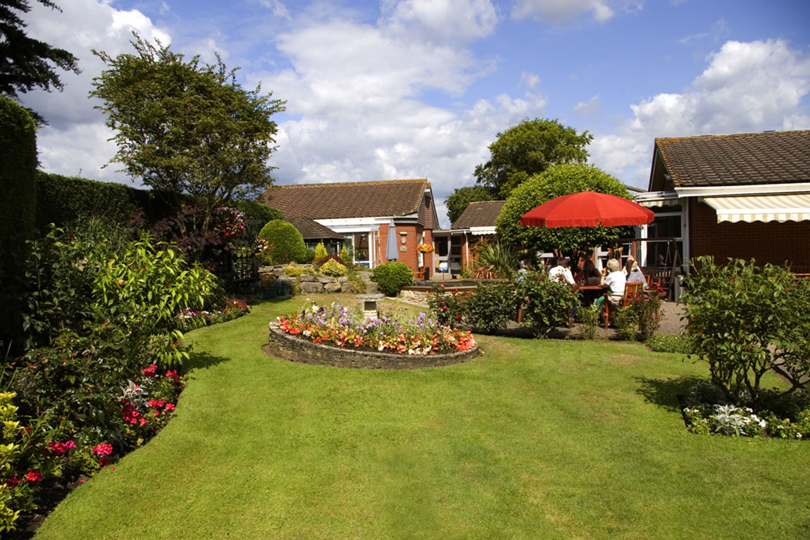 macmillan-unit-_0001_the-garden